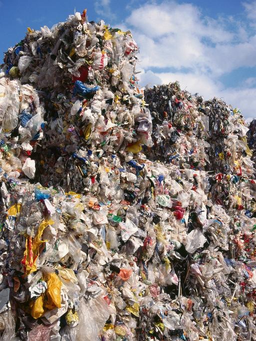 Gestapelte Kunststoffabfälle bei einem Recycling Unternehmen.