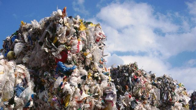Gestapelte Kunststoffabfälle bei einem Recycling Unternehmen.