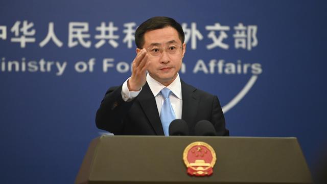 Chinas Außenamtssprecher Lin spricht während einer Pressekonferenz.