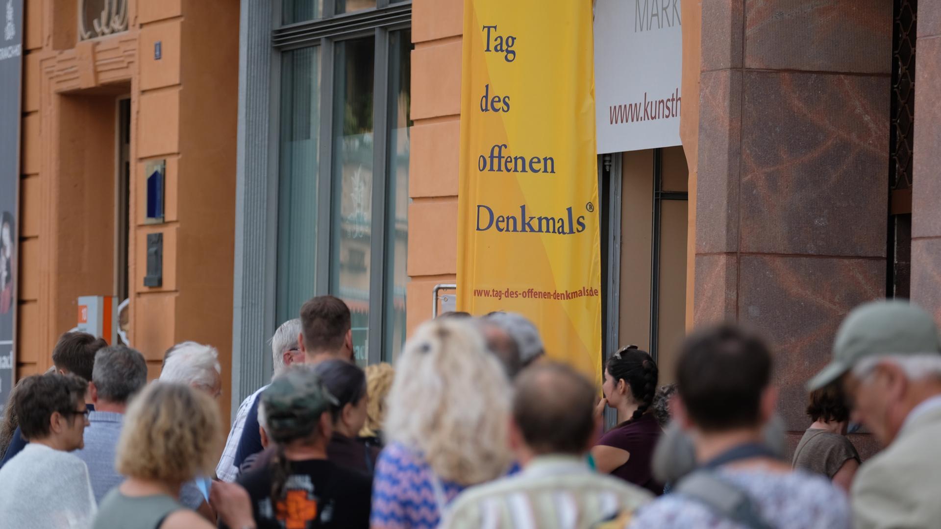 Besucher eines historischen Gebäudes stehen aus Anlass des Tages des offenen Denkmals in einer Schlange. Wittenberg ist in diesem Jahr Eröffnungsstadt der deutschlandweiten Veranstaltung. Besucher eines historischen Gebäudes stehen aus Anlass des Tages des offenen Denkmals in einer Schlange. Wittenberg ist in diesem Jahr Eröffnungsstadt der deutschlandweiten Veranstaltung.