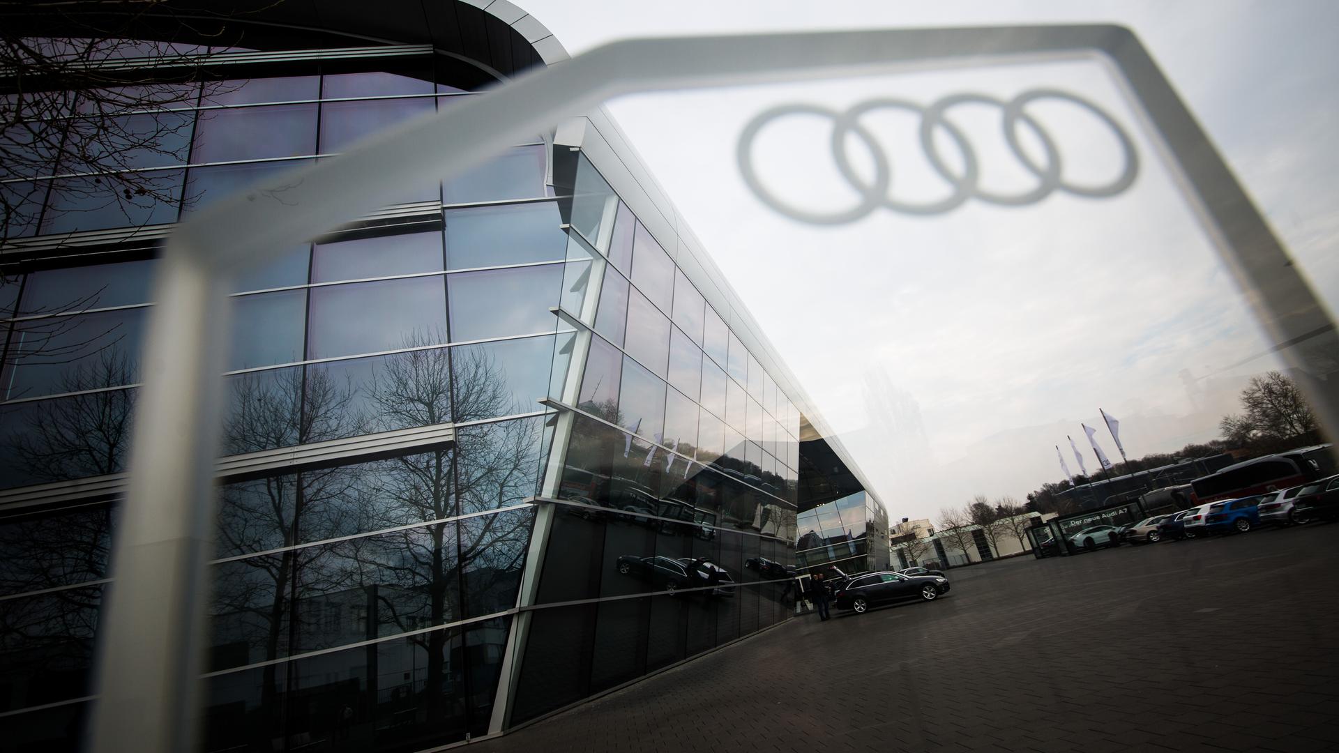 Das Audi-Logo an einer Ladestation für Elektrofahrzeuge vor dem Audi-Forum in Neckarsulm. Das Audi-Logo an einer Ladestation für Elektrofahrzeuge vor dem Audi-Forum in Neckarsulm.