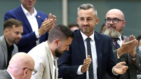Ulrich Siegmund (2.v.r, AfD) applaudiert Tobias Rausch (M, AfD) nach dessen Wahl zum Landtagspräsidenten, während der konstituierenden Sitzung des Landtags von Sachsen-Anhalt.