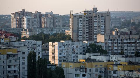 19.08.2016, Chisinau, Republik Moldau - Blick ueber Wohnblocks, Plattenbauten aus sowjetischer Zeit. Die Architektur darf als typisch fuer die ganze Stadt gelten. 00A160819D072CARO.JPG 19.08.2016, Chisinau, Republik Moldau - Blick ueber Wohnblocks, Plattenbauten aus sowjetischer Zeit. Die Architektur darf als typisch fuer die ganze Stadt gelten. 00A160819D072CARO.JPG