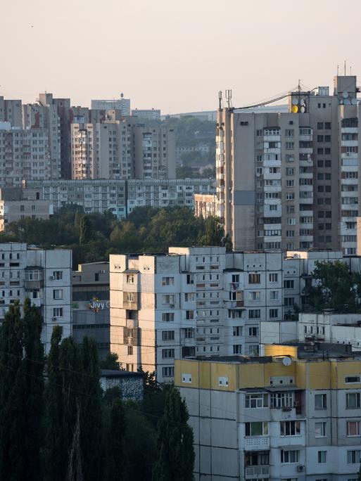 19.08.2016, Chisinau, Republik Moldau - Blick ueber Wohnblocks, Plattenbauten aus sowjetischer Zeit. Die Architektur darf als typisch fuer die ganze Stadt gelten. 00A160819D072CARO.JPG