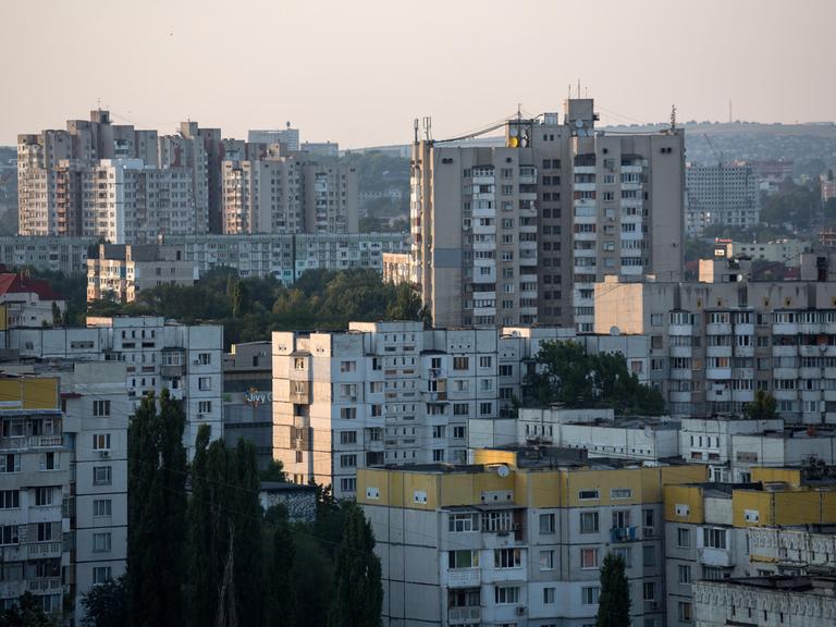 19.08.2016, Chisinau, Republik Moldau - Blick ueber Wohnblocks, Plattenbauten aus sowjetischer Zeit. Die Architektur darf als typisch fuer die ganze Stadt gelten. 00A160819D072CARO.JPG