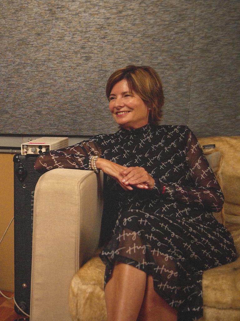 Das Foto zeigt Eva Ries im vornehmen braunen Kleid, sitzend in einem Sessel eines Tonstudios. Auf einem Stuhl links daneben sitzt Rapper Raekwon, mit blauer Jeans und blauem Pullover.  Das Foto zeigt Eva Ries im vornehmen braunen Kleid, sitzend in einem Sessel eines Tonstudios. Auf einem Stuhl links daneben sitzt Rapper Raekwon, mit blauer Jeans und blauem Pullover.