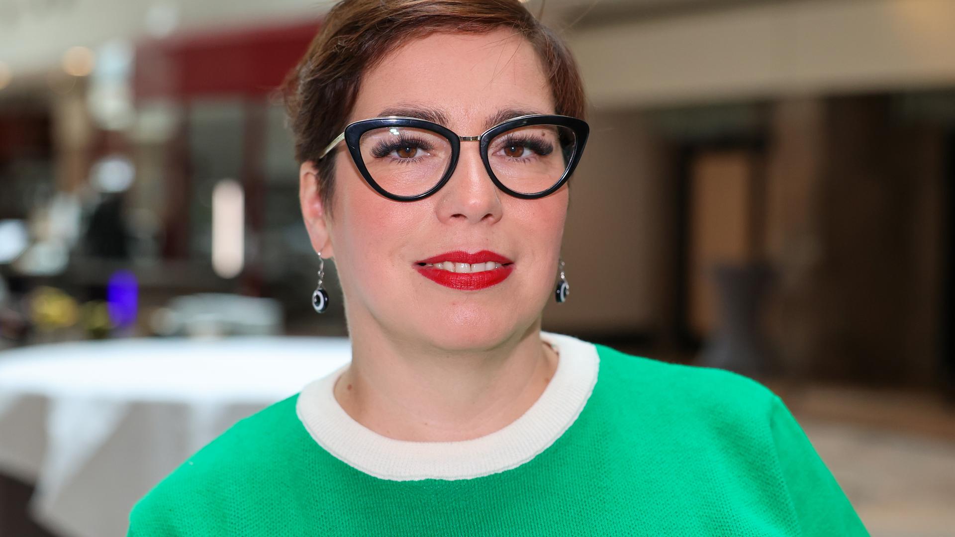 Susan Sziborra-Seidlitz, eine Frau mit Kurzhaarschnitt und Brille, blickt in die Kamera. Susan Sziborra-Seidlitz, eine Frau mit Kurzhaarschnitt und Brille, blickt in die Kamera.