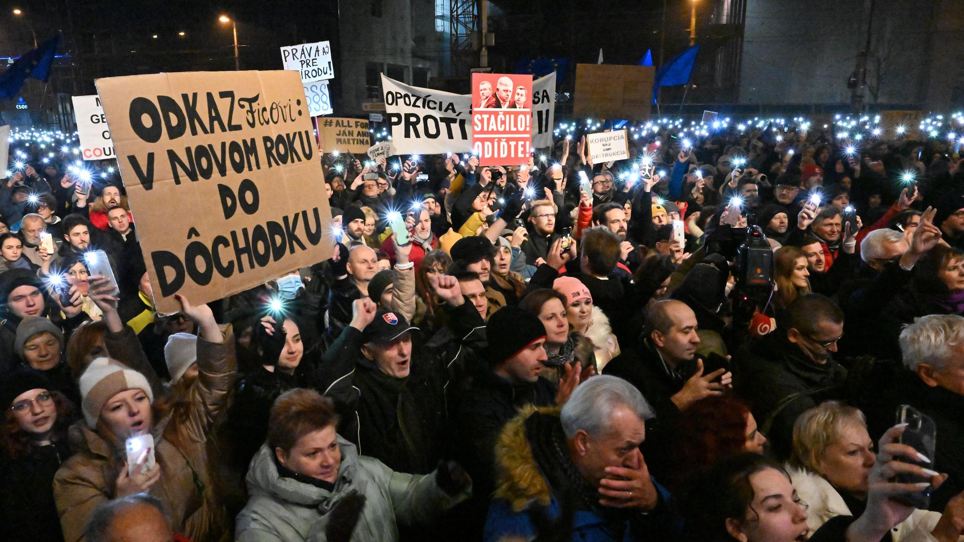 In der Slowakei haben erneut tausende Menschen gegen die neue Regierung des linksnationalen Ministerpräsidenten Robert Fico demonstriert.
