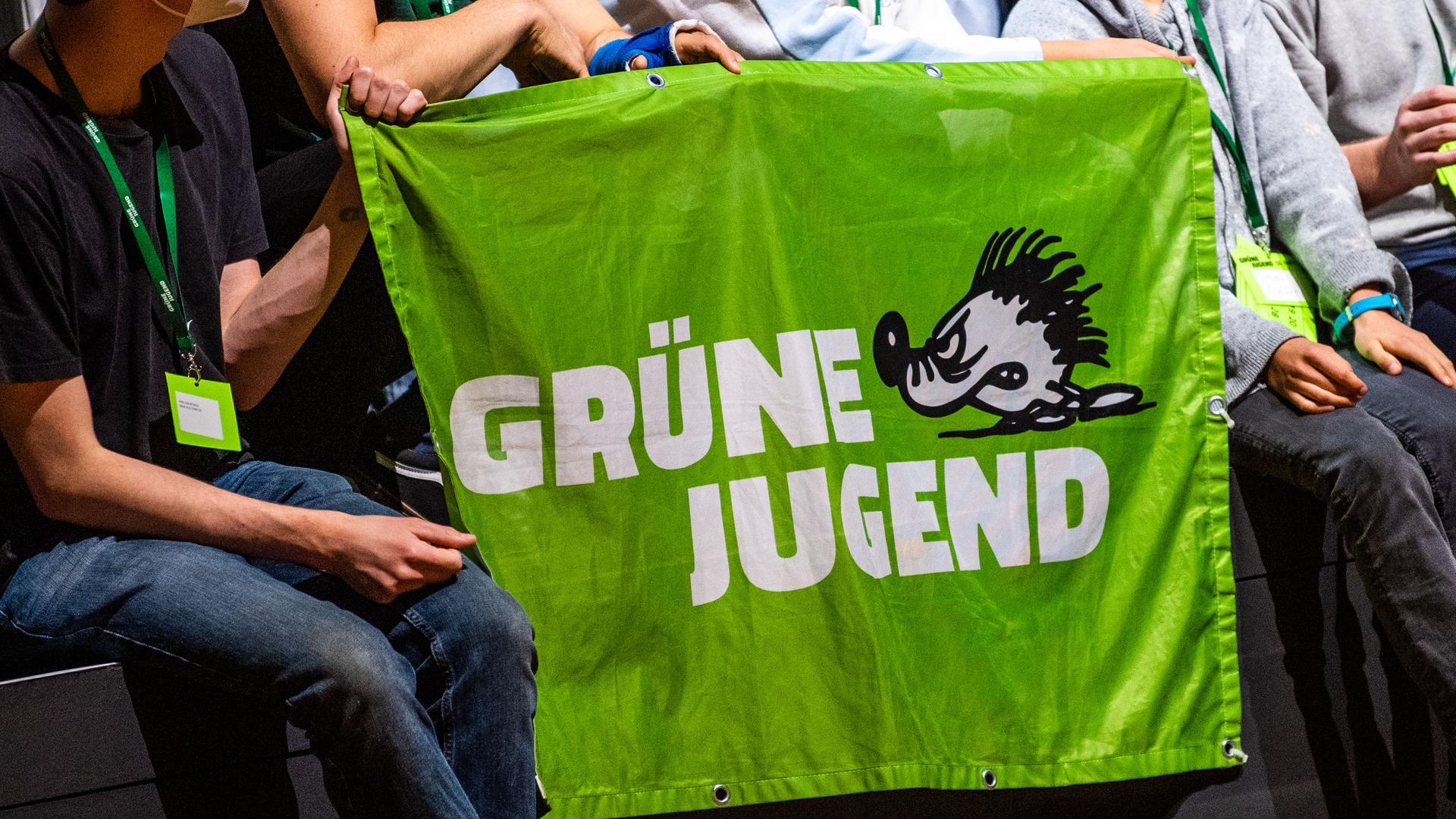 Ein Banner der Grünen Jugend wird von Teilnehmern vom Bundeskongress der Grünen Jugend in den Händen gehalten. 