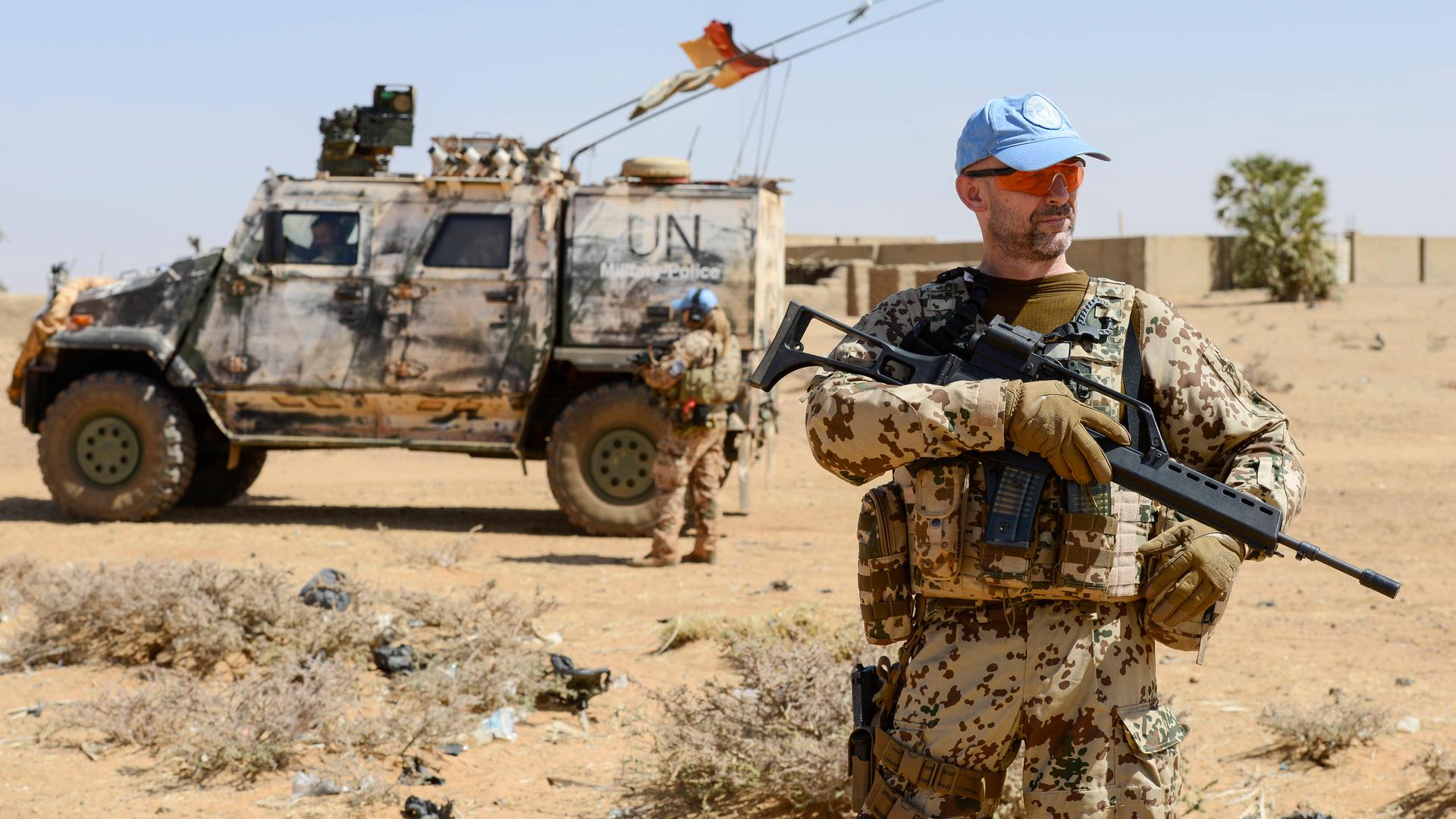 Patrouille der UN-Mission MInusma im Dorf Bagoundje, ein deutscher Blauhelm Soldat mit Sturmgewehr in Mali, 2020.