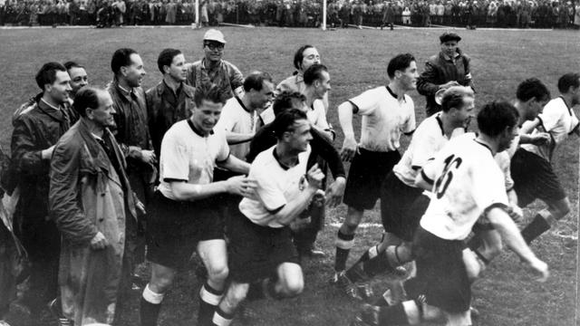 Bundestrainer Sepp Herberger (vorn links) mit den jubelnden Spielern der Nationalmannschaft Bundestrainer Sepp Herberger (vorn links) mit den jubelnden Spielern der Nationalmannschaft