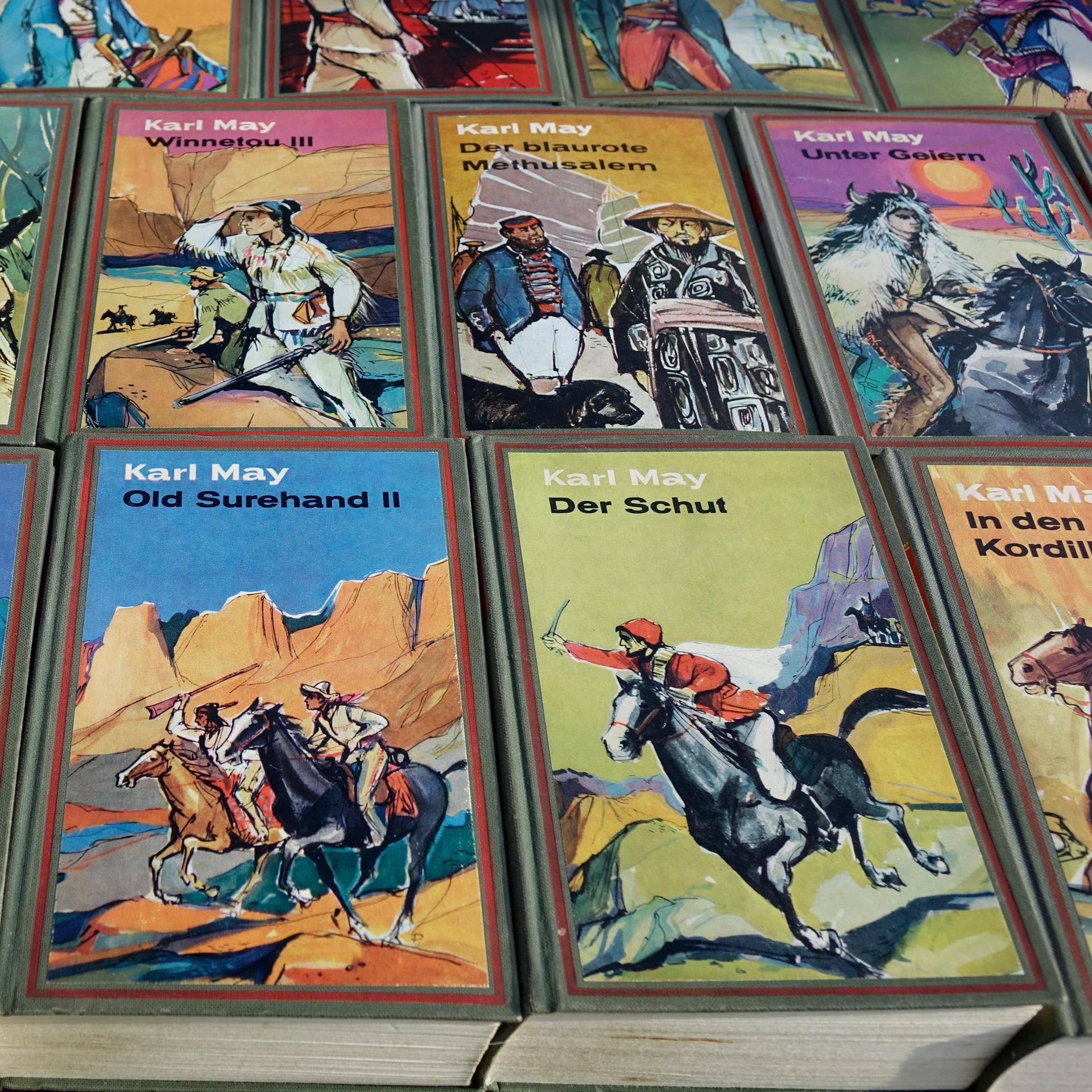 Auf einem Wiener Trödelmarkt sind Abenteuerbücher von Karl May auf einem Tisch ausgelegt.