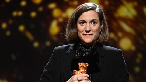 Regisseurin Carla Simón mit dem Goldenen Bären für den Besten Film.