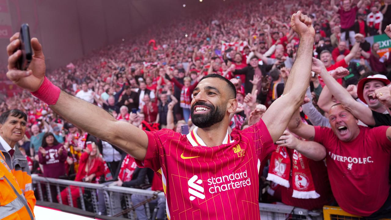 Liverpools Mohamed Salah feiert die Meisterschaft mit den Fans und macht ein Selfie.