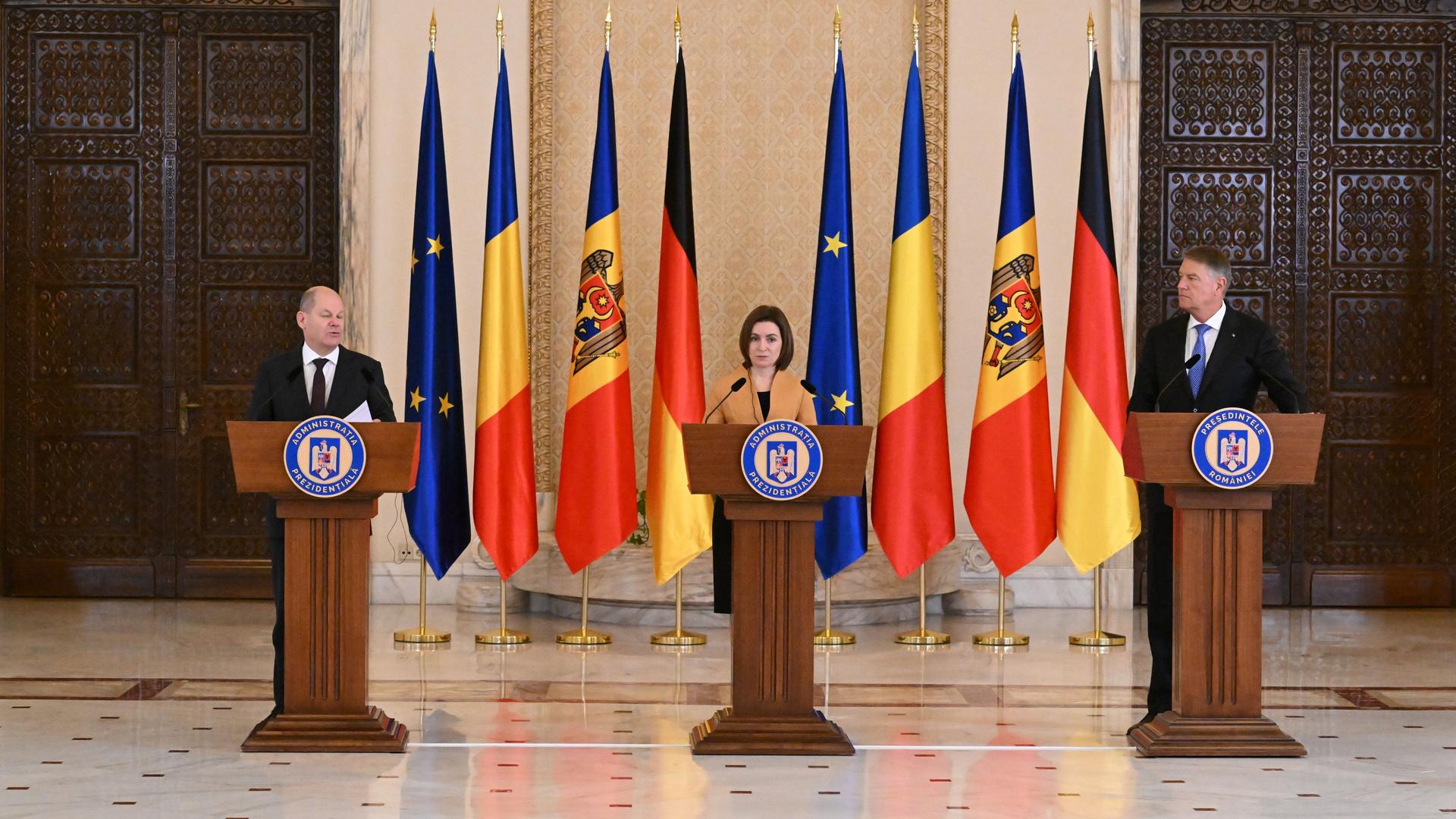 Rumänien, Bukarest: Bundeskanzler Olaf Scholz (SPD, l-r), Maia Sandu, Präsidentin von Moldau, und Klaus Iohannis, Präsident von Rumänien, geben im Cotroceni-Palast eine gemeinsame Pressekonferenz.