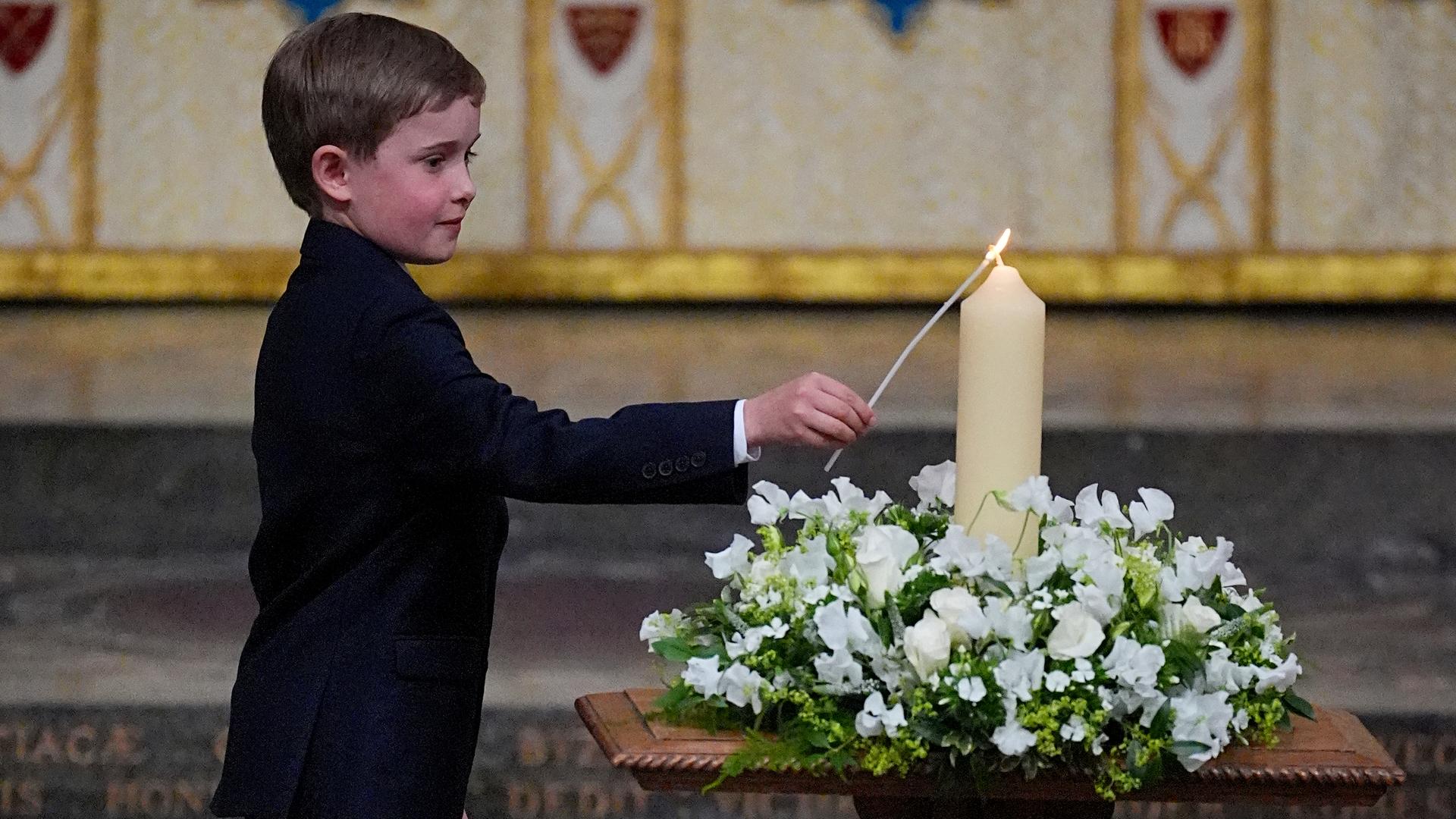 Alexander Churchill, Ururenkel von Winston Churchill, entzündet in der Londoner Westminster Abbey eine Kerze. Alexander Churchill, Ururenkel von Winston Churchill, entzündet in der Londoner Westminster Abbey eine Kerze.