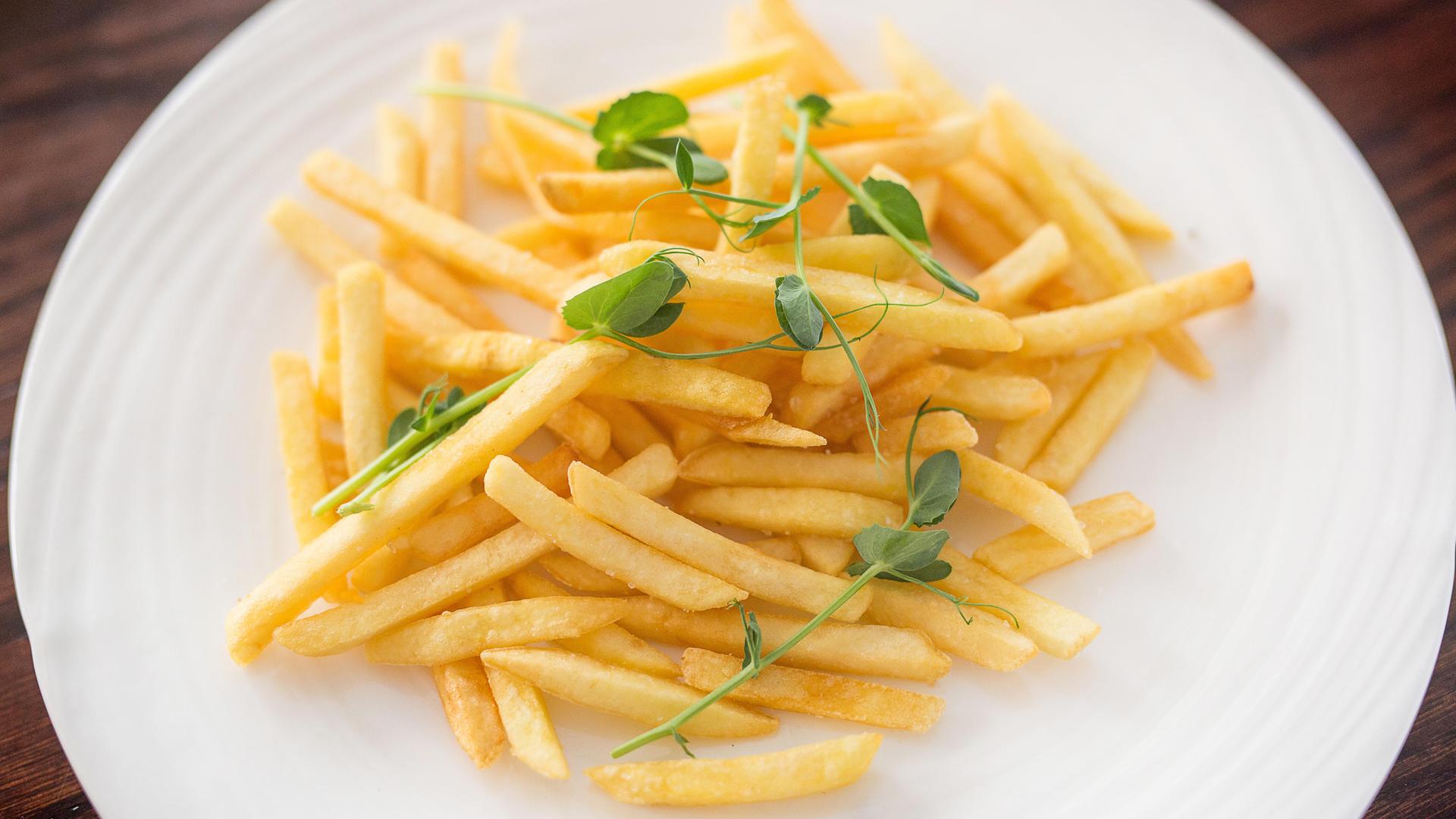 Pommes frites auf einem Teller. Pommes frites auf einem Teller.