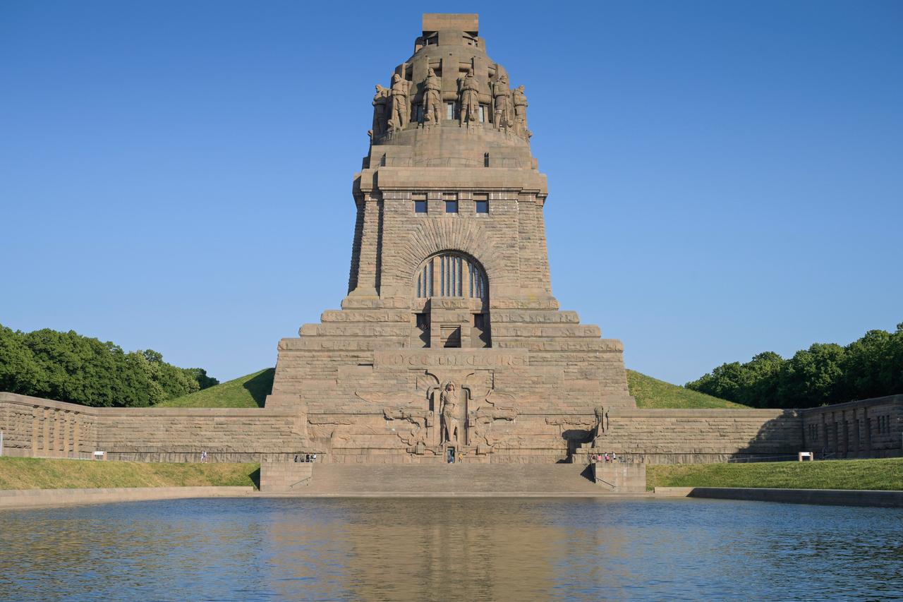 Das Denkmal ragt 91 Meter in die Höhe vor einem Wasserbecken. 