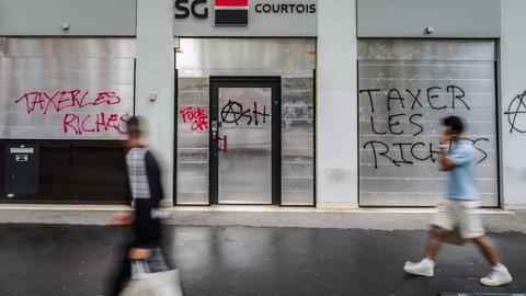 Graffiti an der Fassade einer Bank in der französischen Stadt Toulouse fordern "Taxer les riches" (Die Reichen besteuern)