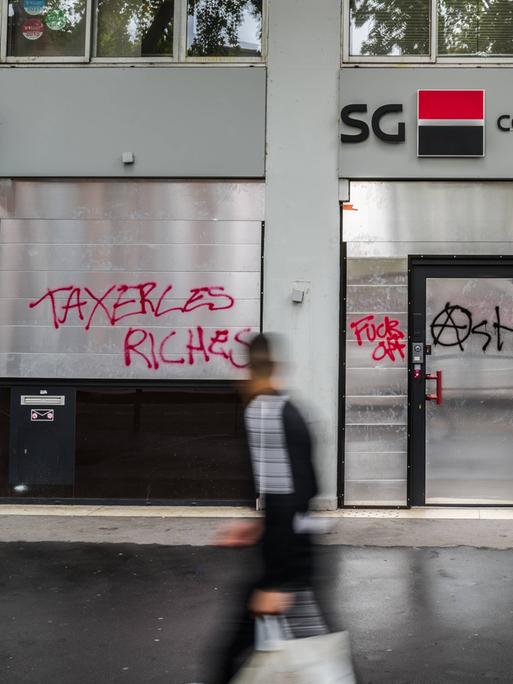 Graffiti an der Fassade einer Bank in der französischen Stadt Toulouse fordern "Taxer les riches" (Die Reichen besteuern)