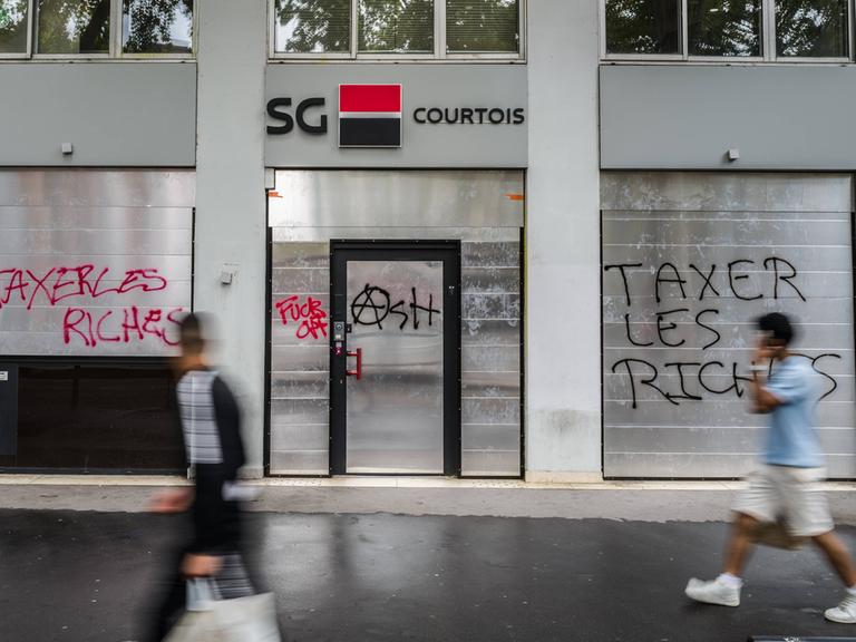 Graffiti an der Fassade einer Bank in der französischen Stadt Toulouse fordern "Taxer les riches" (Die Reichen besteuern)