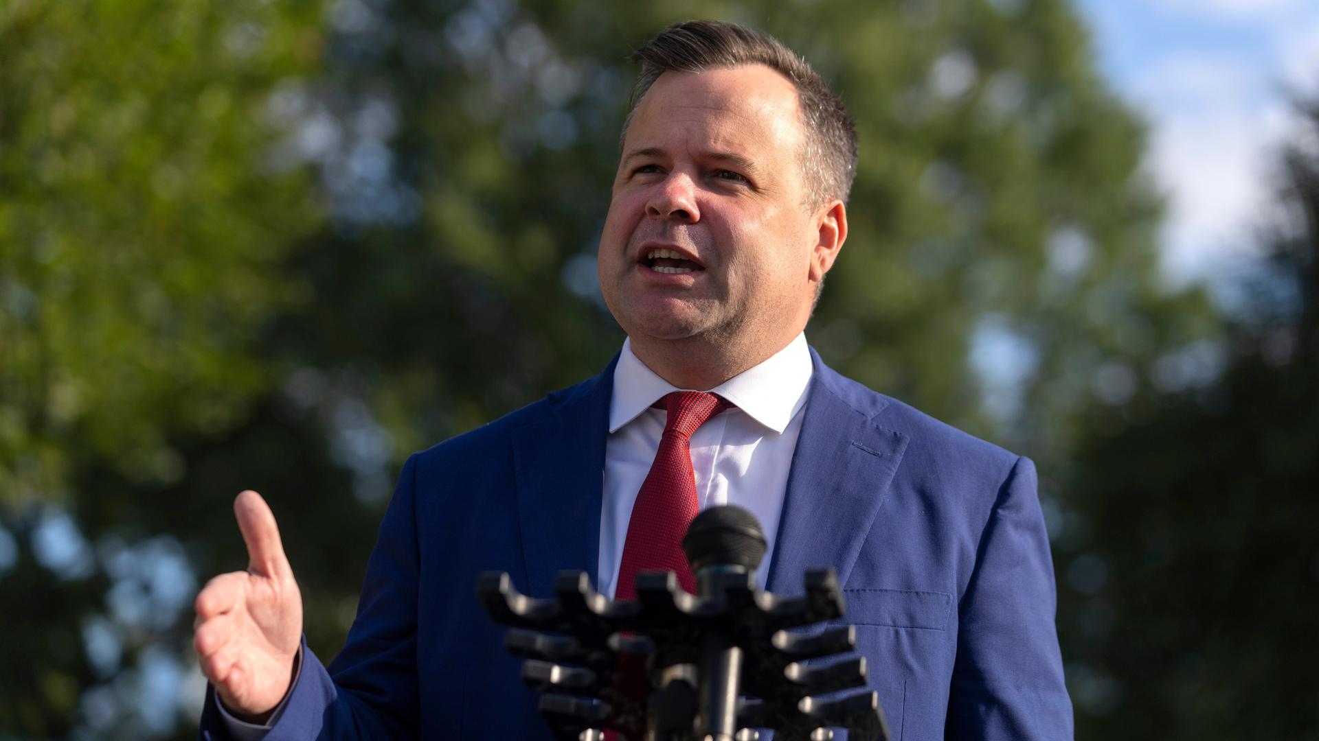 Der neue US-Geheimdienstkoordinator Bill Pulte spricht im Freien vor einem Mikrofon. Dahinter sieht man Bäume. Der neue US-Geheimdienstkoordinator Bill Pulte spricht im Freien vor einem Mikrofon. Dahinter sieht man Bäume.