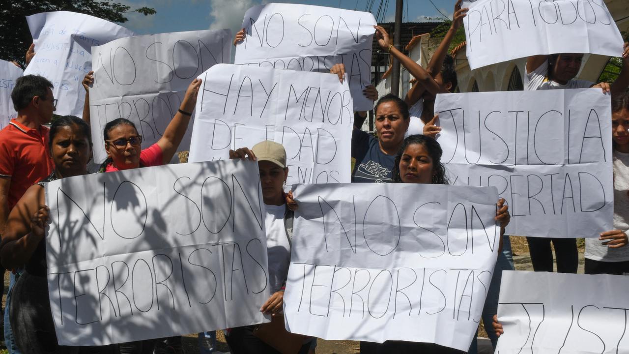 Menschen halten vor einem Gefängnis Plakate hoch. Darauf Aufschriften wie: "Gerechtigkeit" oder "Sie sind keine Terroristen".