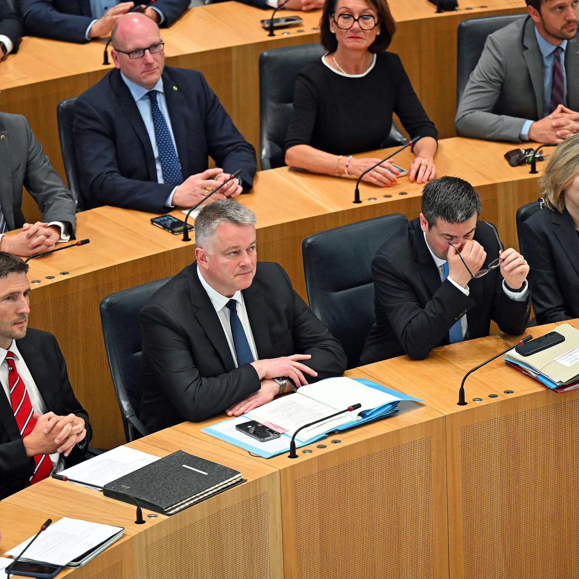 Gordon Schnieder (Mitte l, CDU), designierter Ministerpräsident von Rheinland-Pfalz, sitzt zu Beginn der Konstituierenden Sitzung des Landtags von Rheinland-Pfalz im Plenarsaal.