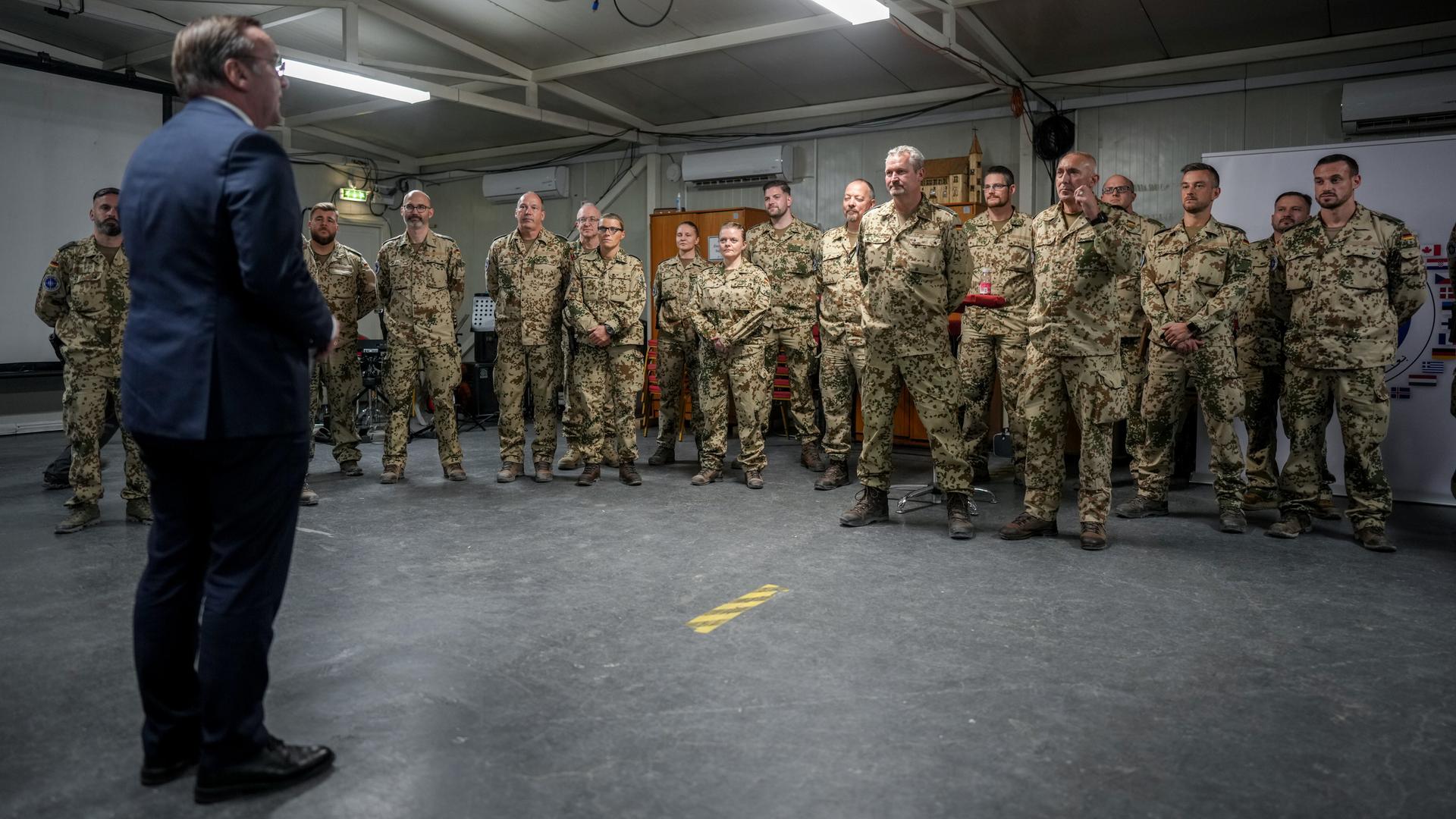 Im Vordergrund steht Verteidigungsminister Pistorius, vor ihm eine Reihe von Soldatinnen und Soldaten der Bundeswehr. 