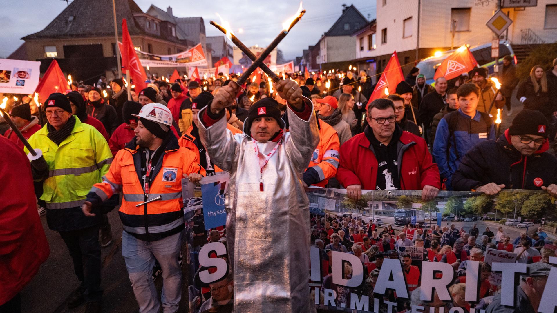 Kreuztal: Demonstranten nehmen an einem Protest der IG Metall Siegen gegen die geplante Schließung des Thyssenkrupp-Standorts in Kreuztal-Eichen teil.