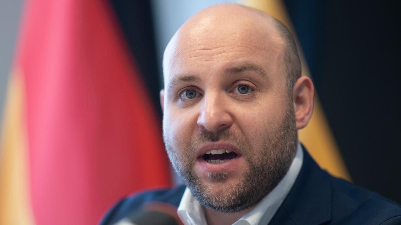 Stuttgart: Markus Frohnmaier, Spitzenkandidat der AfD für die Landtagswahl in Baden-Württemberg, nimmt an einer Pressekonferenz nach der Landtagswahl in Baden-Württemberg teil. 