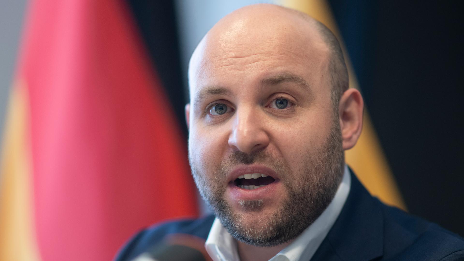 Stuttgart: Markus Frohnmaier, AfD, nimmt an einer Pressekonferenz nach der Landtagswahl in Baden-Württemberg teil. 