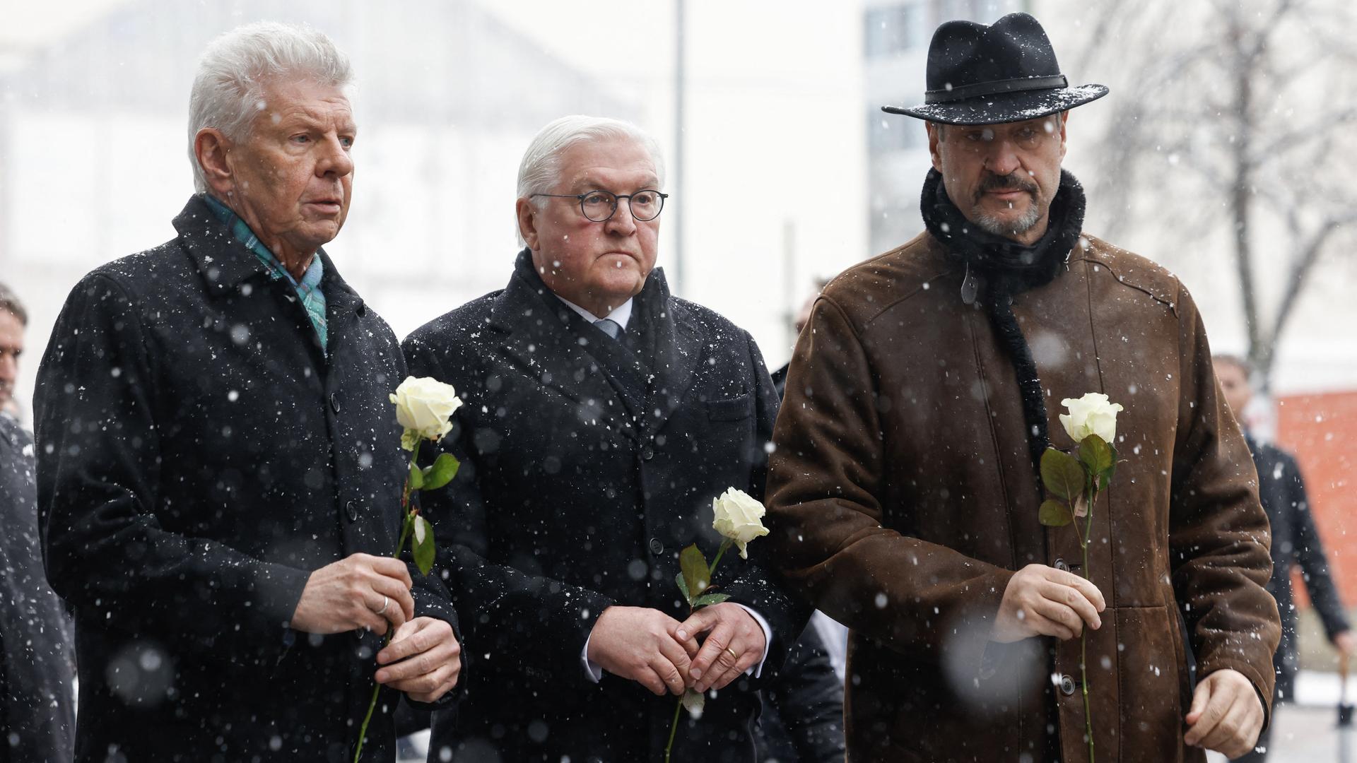 Münchens Oberbürgermeister Reiter, Bundespräsident Steinmeier und Bayerns Ministerpräsident Söder legen am Anschlagsort weiße Rosen nieder. Münchens Oberbürgermeister Reiter, Bundespräsident Steinmeier und Bayerns Ministerpräsident Söder legen am Anschlagsort weiße Rosen nieder.