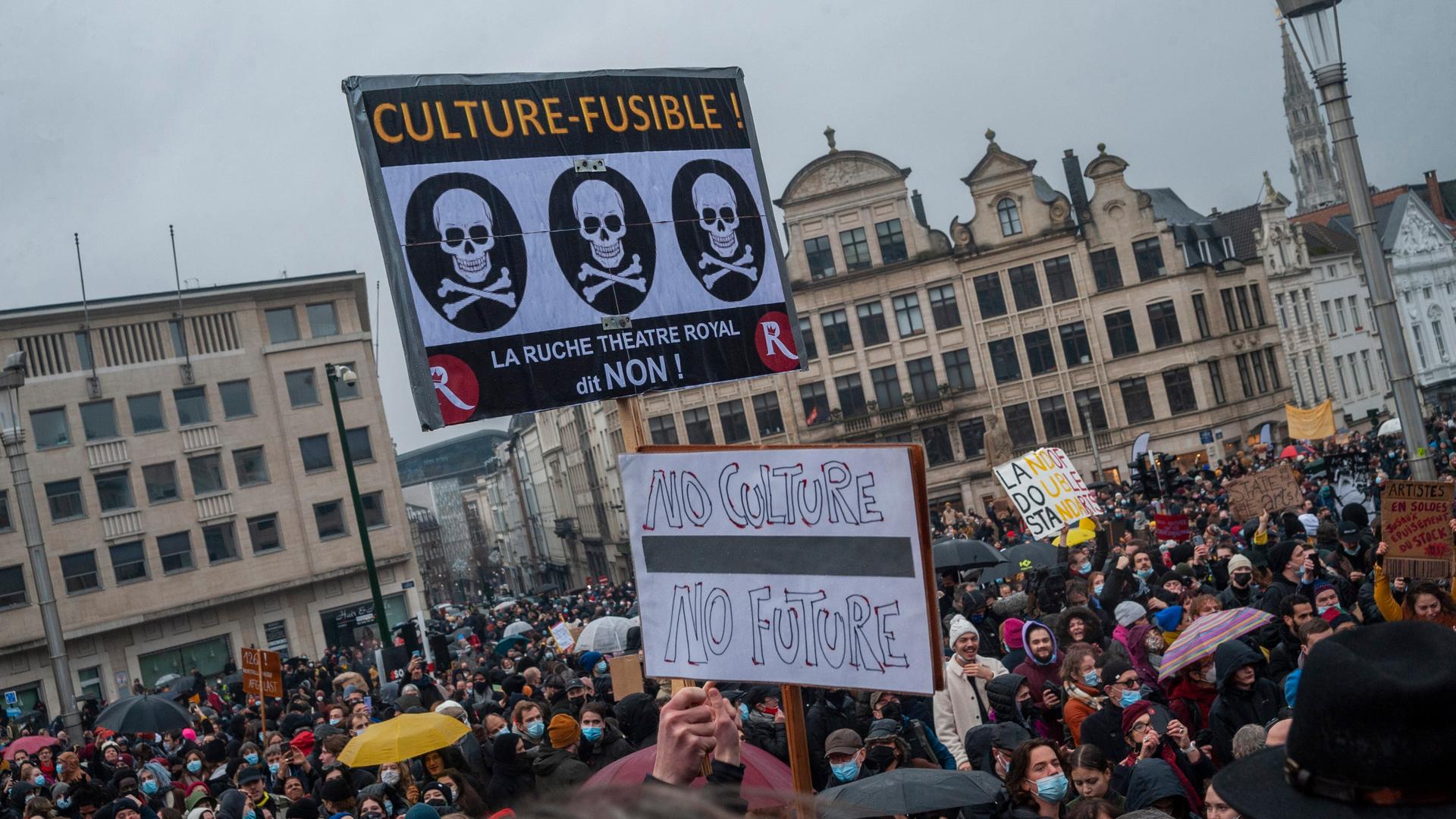 Am 26.12.2021 demonstrieren an die 5000 Kulturschaffende und Kunstfreunde in Brüssel gegen einen Lockdown belgischer Kultureinrichtungen. Etliche halten Transparente mit Parolen hoch.