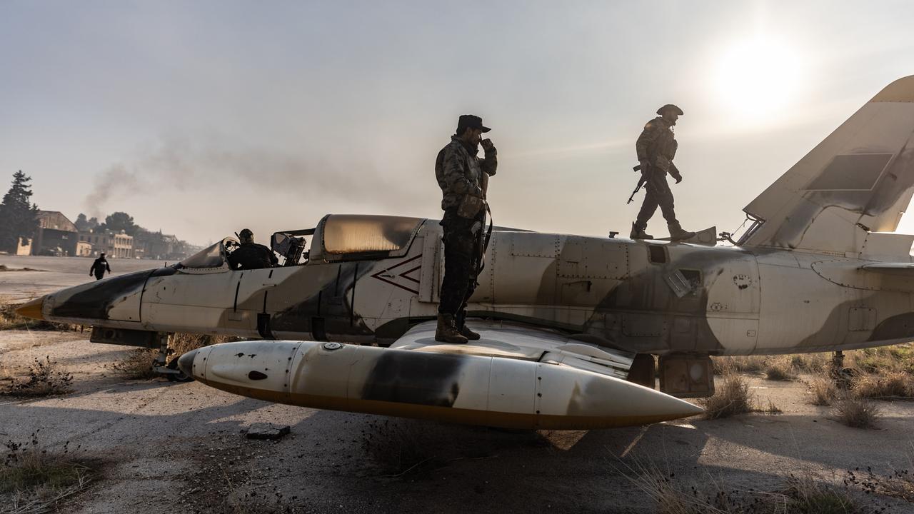 Islamistische Rebellen im Militärflughafen Nayrab in Aleppo am 2. Dezember 2024.