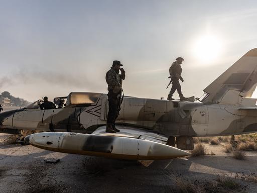 Islamistische Rebellen im Militärflughafen Nayrab in Aleppo am 2. Dezember 2024.