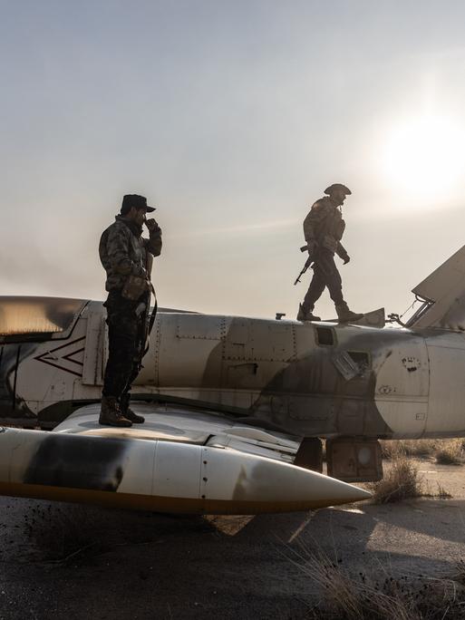 Islamistische Rebellen im Militärflughafen Nayrab in Aleppo am 2. Dezember 2024.