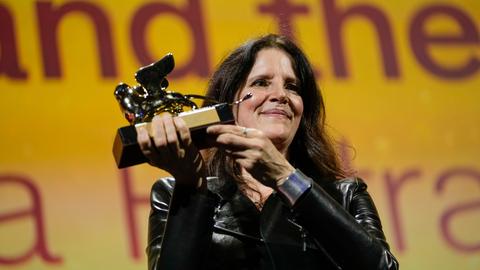 Filmemacherin Laura Poitras hält den Goldenen Löwen für den besten Film "All the Beauty and the Bloodshed" in den Händen.