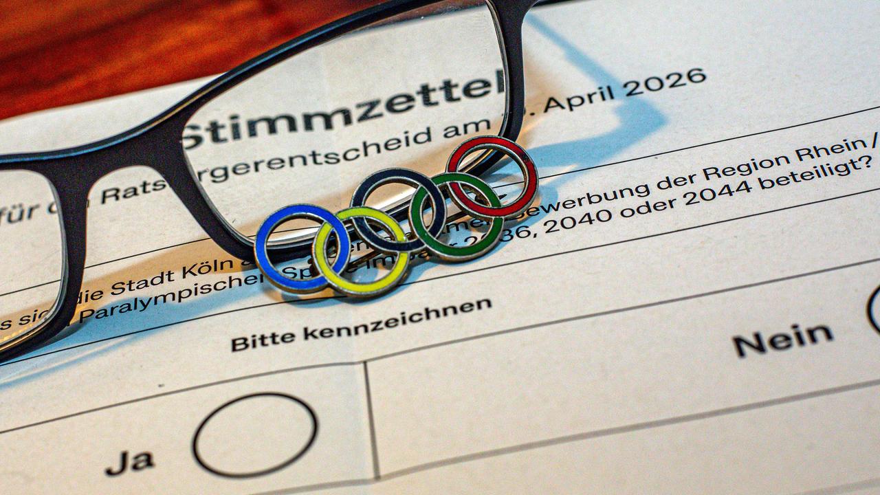 Großaufnahme eines Stimmzettels zum Referendum, ob die Region Rhein/Ruhr sich als Austragungsort für die Olympischen Spiele bewerben soll. Auf dem Zettel liegt eine Brille und ein Anstecker mit den fünf olympischen Ringen Großaufnahme eines Stimmzettels zum Referendum, ob die Region Rhein/Ruhr sich als Austragungsort für die Olympischen Spiele bewerben soll. Auf dem Zettel liegt eine Brille und ein Anstecker mit den fünf olympischen Ringen