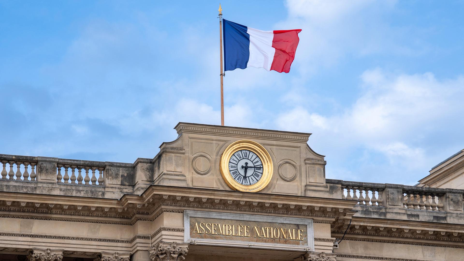 Die französische Nationalversammlung (Parlament), gesehen vom Place de Palais Bourbon in Paris.