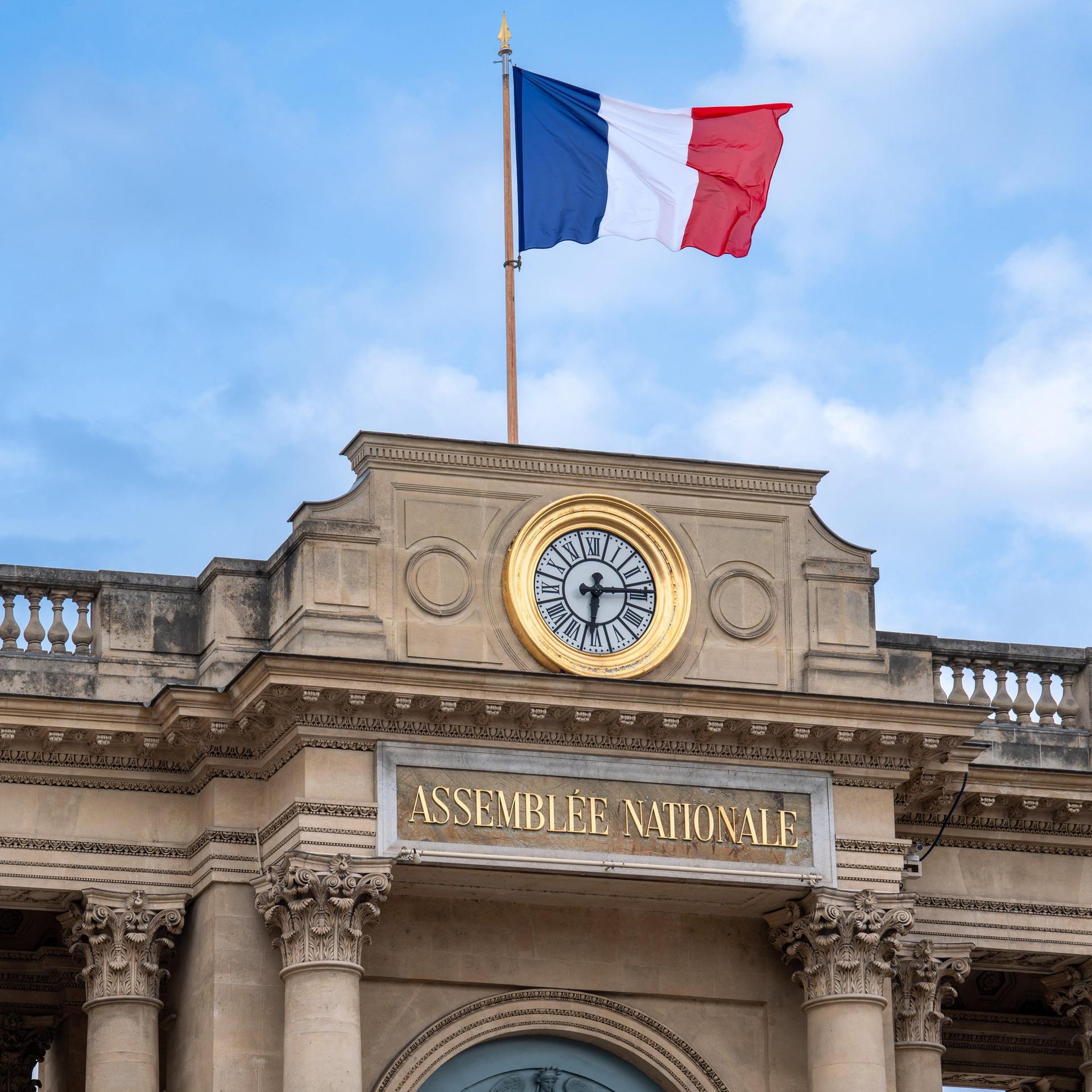 Die französische Nationalversammlung (Parlament), gesehen vom Place de Palais Bourbon in Paris.