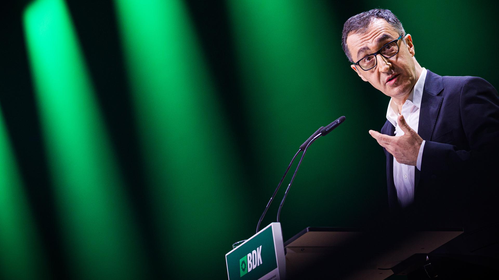 Cem Özdemir spricht beim Bundesparteitag von Bündnis 90/Die Grünen. Cem Özdemir spricht beim Bundesparteitag von Bündnis 90/Die Grünen.