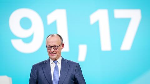 Der CDU-Vorsitzende Friedrich Merz nach seiner Wiederwahl. Hinter ihm stehtz an einer Wand das Wahlergebnis.