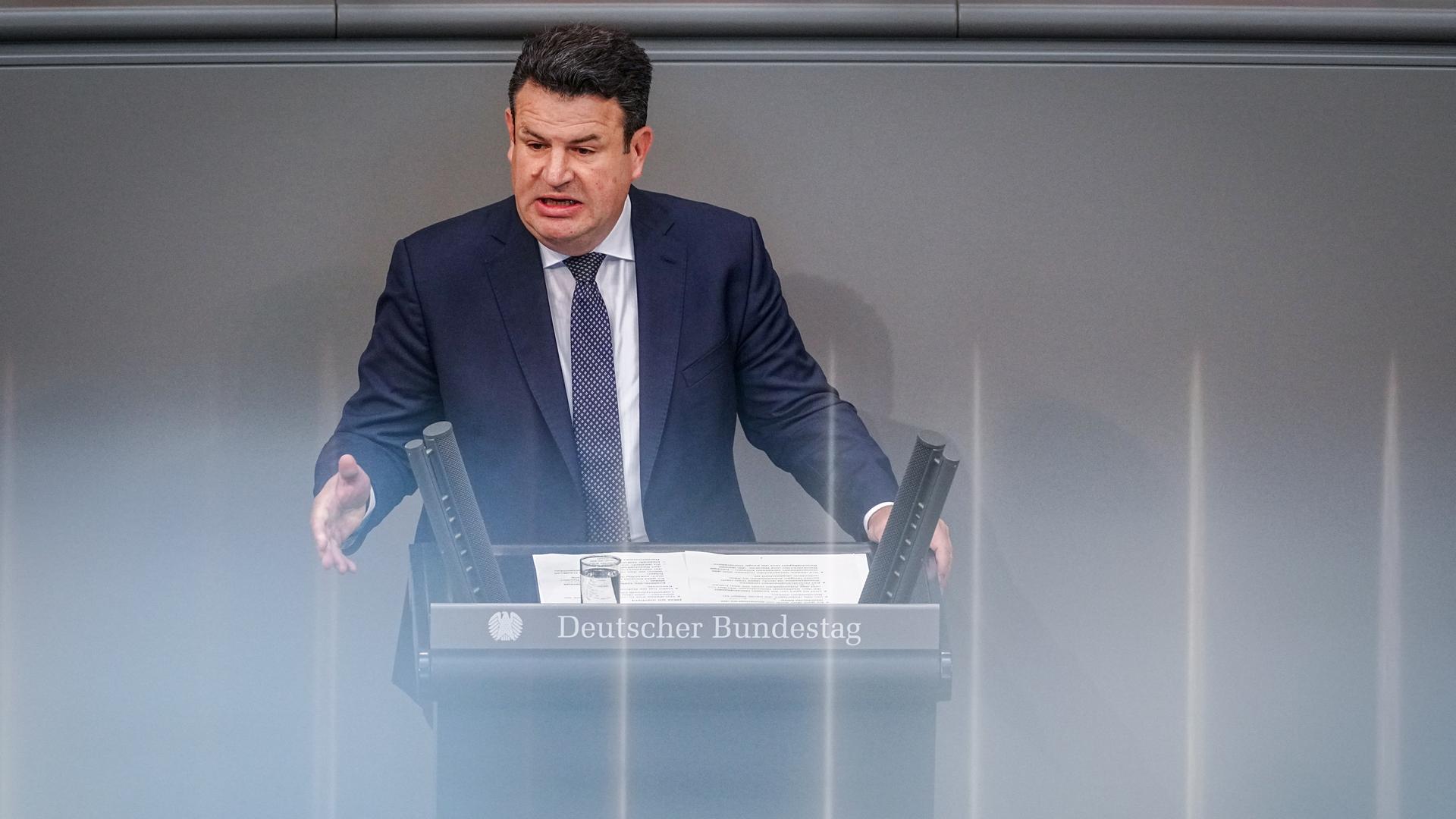 Hubertus Heil (SPD), Bundesminister für Arbeit und Soziales, spricht im Bundestag zum Rentenpaket II in erster Lesung.