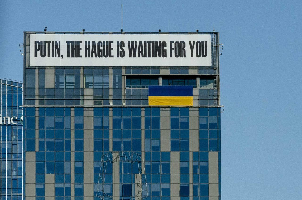 Ein Gebäude im Zentrum von Vilnius mit der Aufschrift "Putin, Den Haag wartet auf Sie"