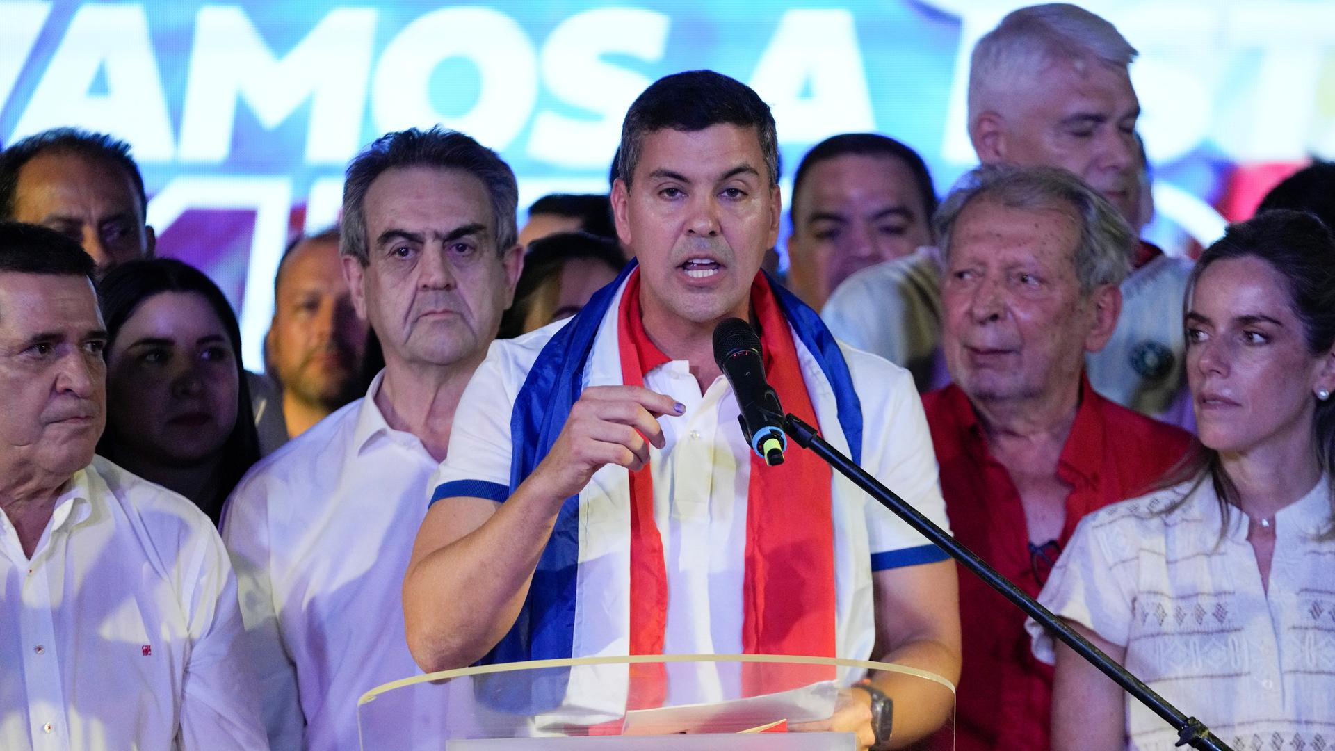 Santiago Pena gestikuliert während einer Wahlkampf-Rede auf einer Bühne umringt von Anhängern und Helfern Santiago Pena gestikuliert während einer Wahlkampf-Rede auf einer Bühne umringt von Anhängern und Helfern