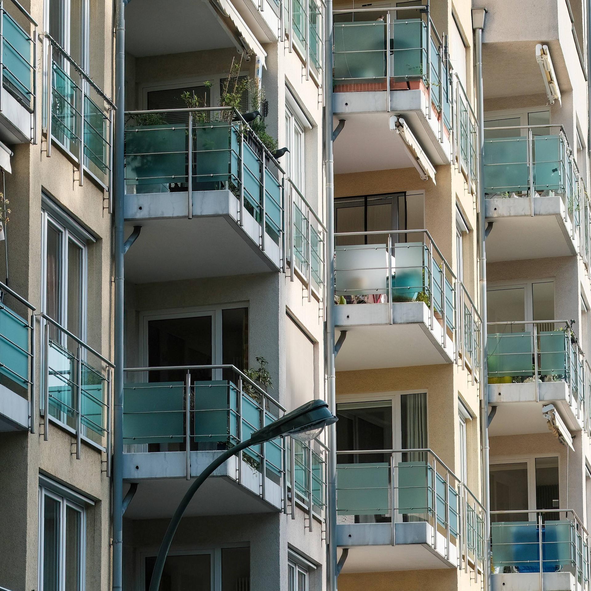 Ein mehrstöckiges Haus mit mehreren Balkonen