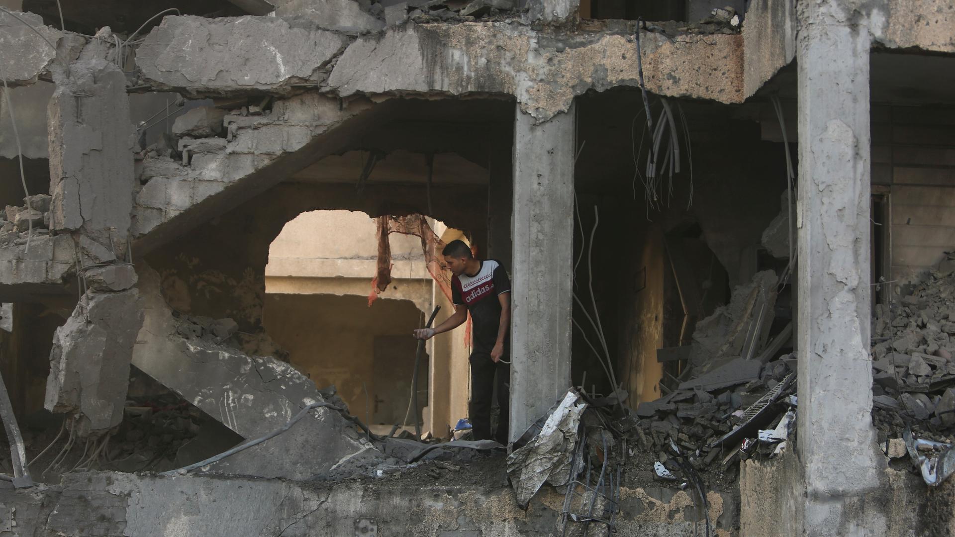 Ein palästinensischer Mann inspiziert die Überreste eines zerstörten Hauses, das von einem israelischen Luftangriff in der Stadt Khan Younis im südlichen Gazastreifen am Dienstag, 17. Oktober 2023, getroffen wurde.