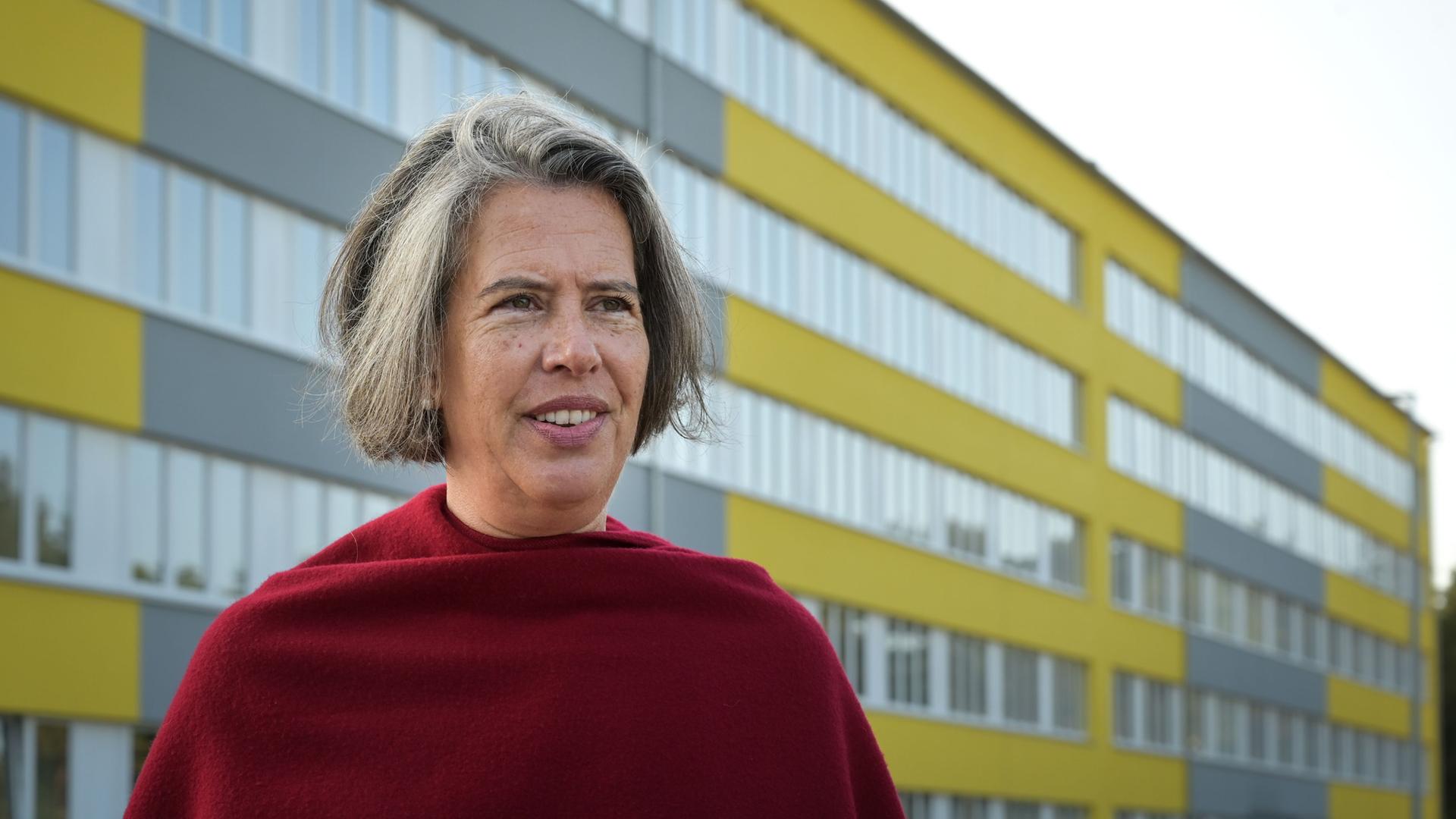 Sachsen-Anhalt, Stendal: Sachsen-Anhalts Innenministerin Tamara Zieschang vor der Landesaufnahmeeinrichtung für Geflüchtete in Stendal.