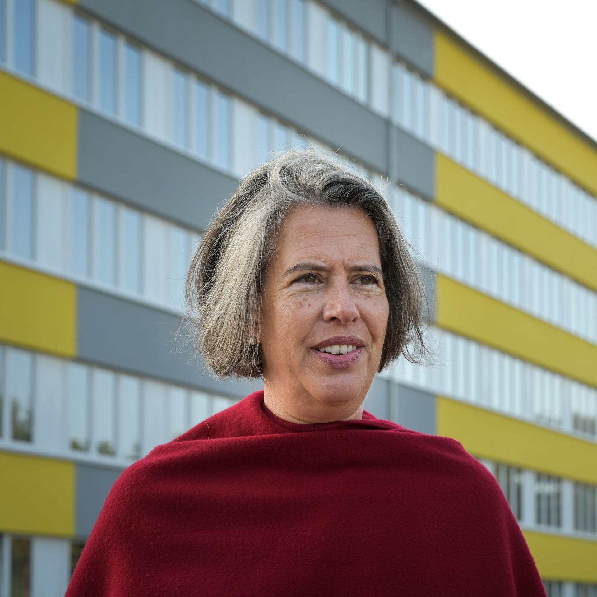 Sachsen-Anhalt, Stendal: Sachsen-Anhalts Innenministerin Tamara Zieschang vor der Landesaufnahmeeinrichtung für Geflüchtete in Stendal. 